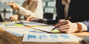 Tandr wv1 display 1200x600 hand pen finance papers